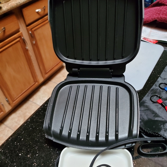 George Foreman Grilling Machine - Picture 3 of 5